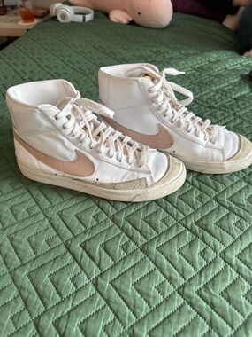 Nike Women’s Blazer Mid Vintage '77 - White with Light Pink Swoosh